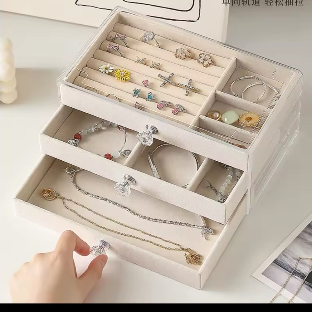 Chic White Jewelry Organizer with Clear Lid and Multiple Compartments
0227 - Picture 2 of 7